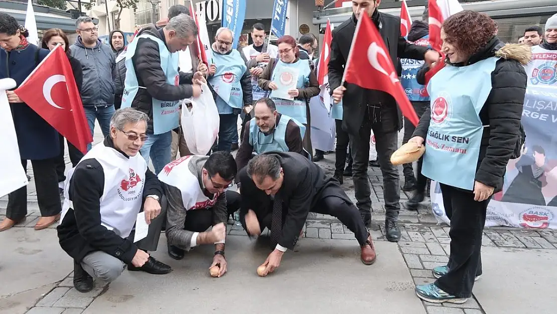 Memurlar iş bıraktı 'soğan ekmek' yedi