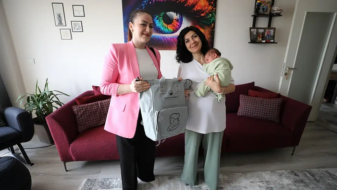 Menderes'te doğan her bebeğe özel sürpriz! İlk hediye belediyeden...