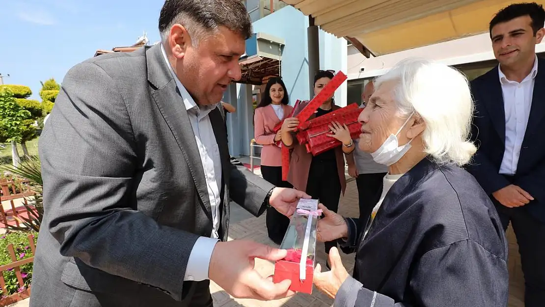 Menderes’te annelere özel ziyaret