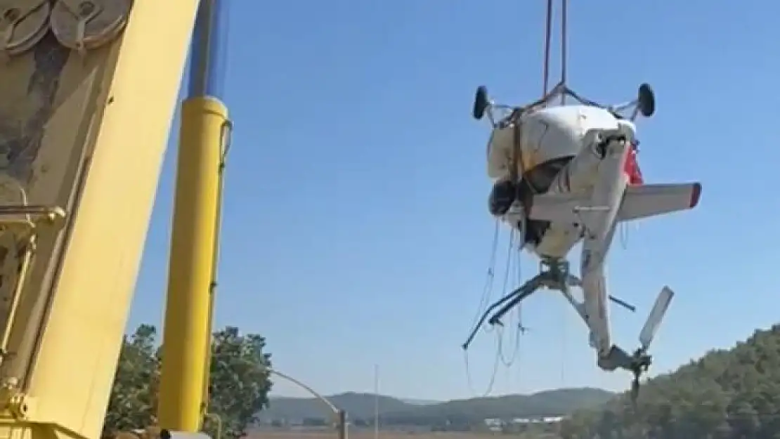 Menderes’te düşen helikopterin enkazı kıyıya çıkartıldı