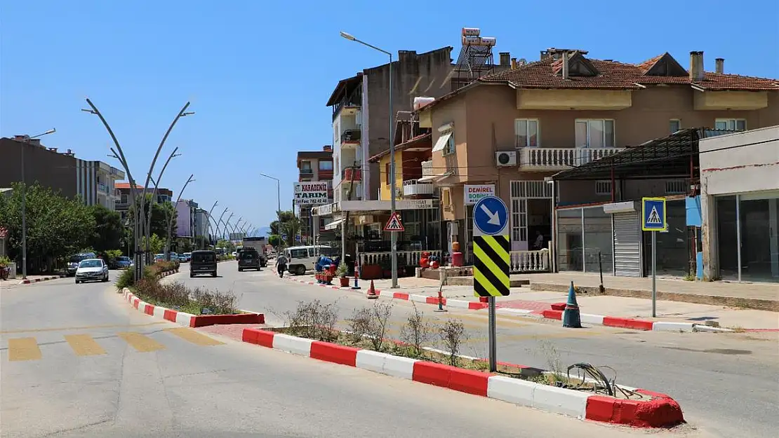 Menderes'te Kaldırımlar Kırmızı Beyaza Boyandı