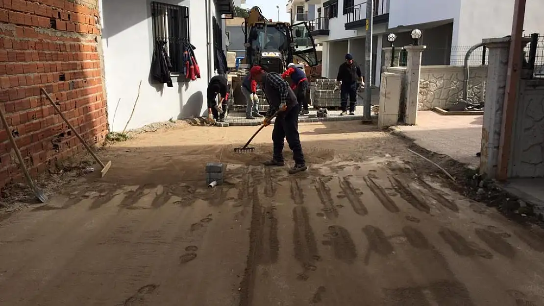 Menderes'te yol yapım çalışmalarına devam