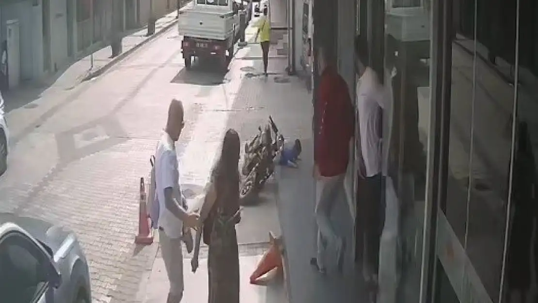 Menemen'de 3 yaşındaki çocuk motosikleti devirdi!