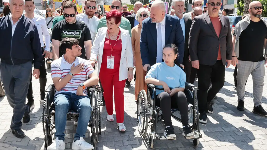 Menemen engelleri sevgiyle aşıyor