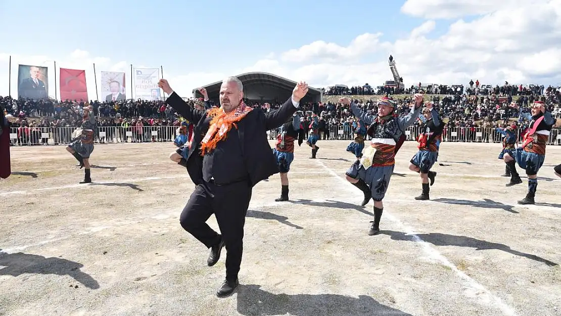 Menemen’de folklorik deve gösterisi