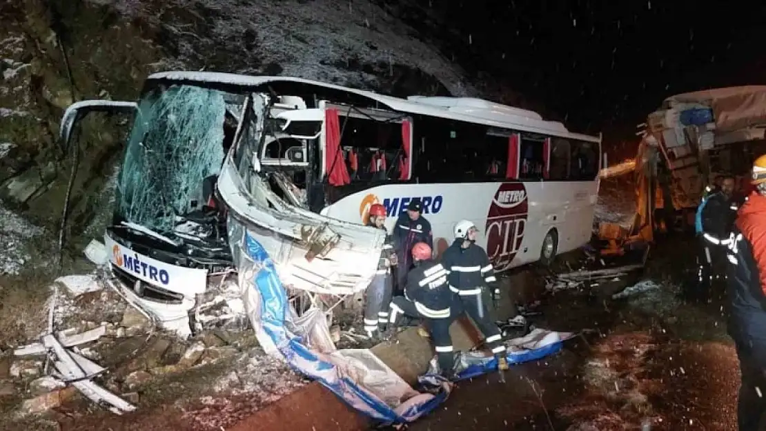 Metro Turizm'den korkunç kaza: Ölü ve yaralılar var