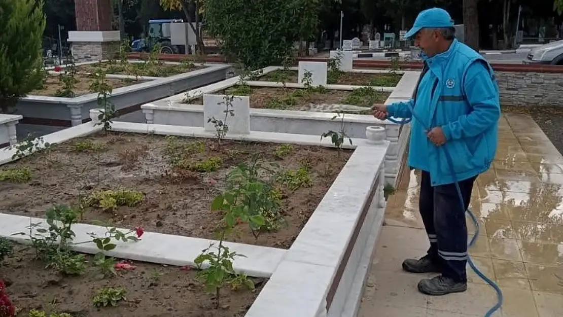 Mezarlık bakımları aralıksız sürüyor