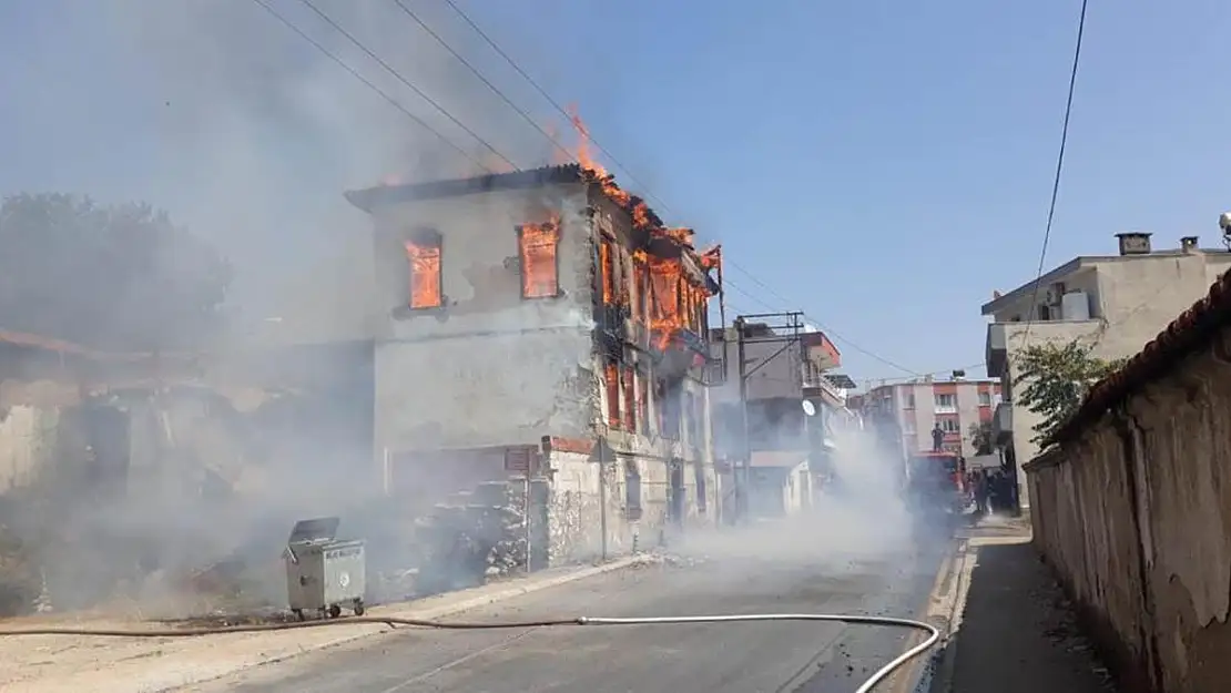 Milas’ta tarihi bina çıkan yangın sonucu küle döndü