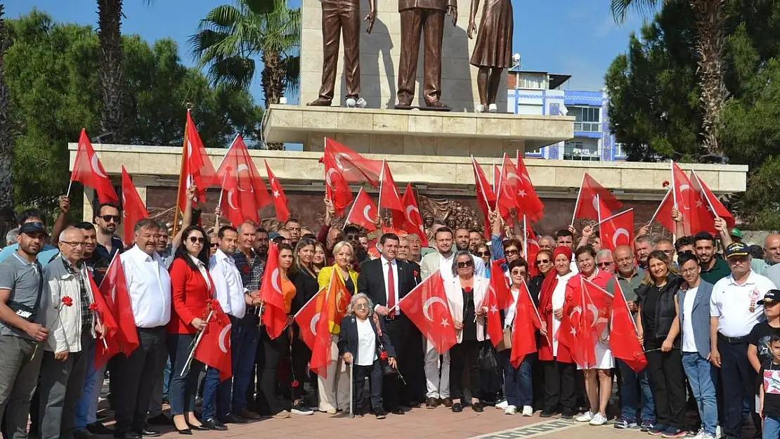 Milli bayramımızı kutlamayanların meydanda Türk Bayrağı yoktu yalanına dava açılacak