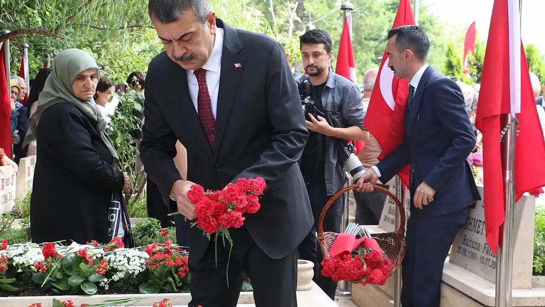 Milli Eğitim Bakanı Tekin, 15 Temmuz Şehitliği’ni ziyaret etti