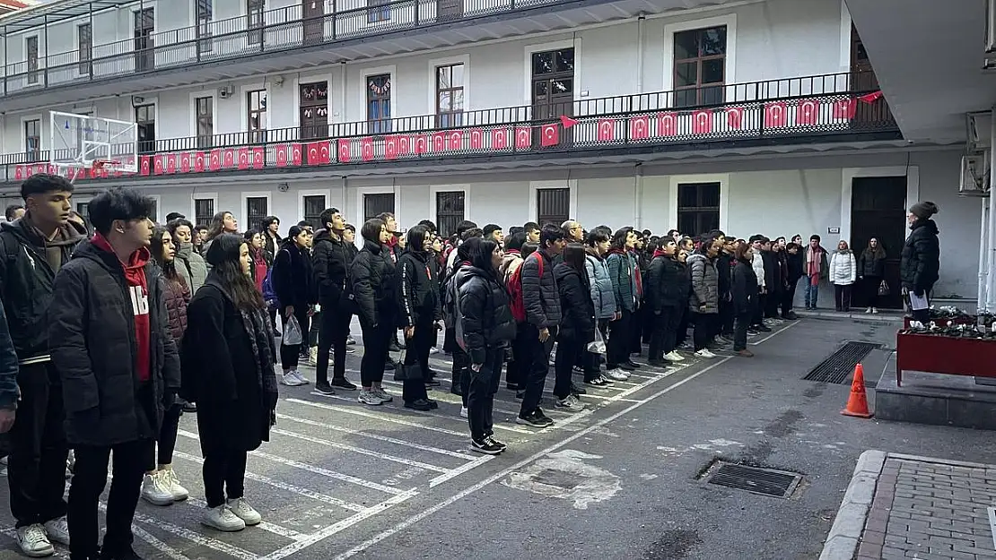 Milyonlarca öğrenci şehitler için tek yürek oldu!