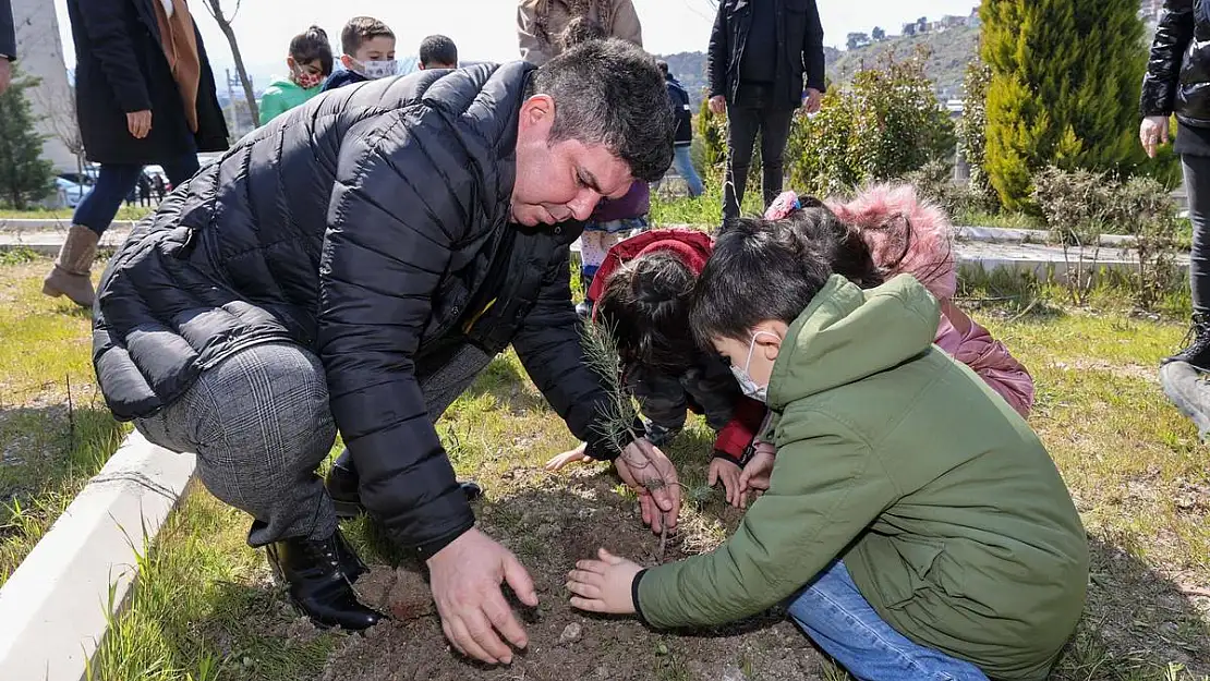 Minik eller fidanı toprakla buluşturdu