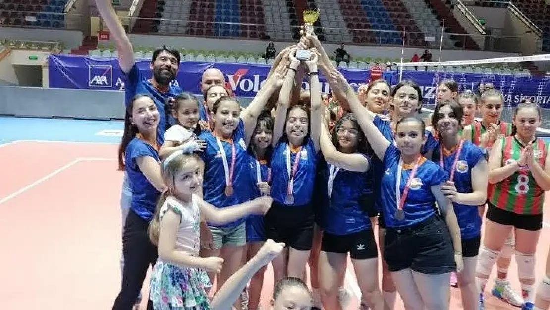 Minikler voleybol sezonunu tamamladı