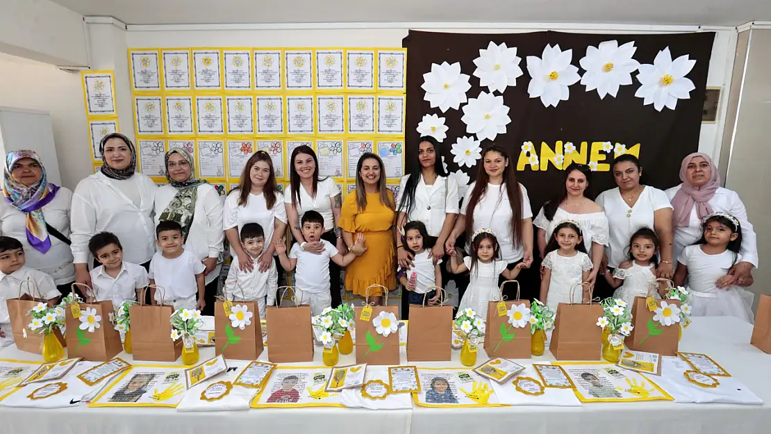 Miniklerden annelerine duygusal sürpriz!