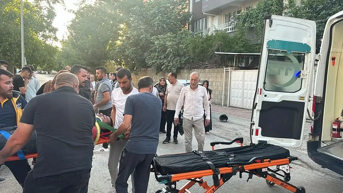 Motosiklet ile otomobil çarpıştı biri ağır olmak üzere 2 kişi yaralandı