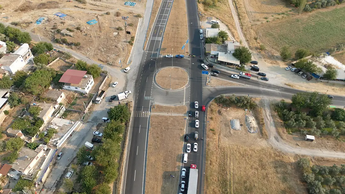 Muğla'daki yangın yolu çift yönlü olarak trafiğe kapattırdı