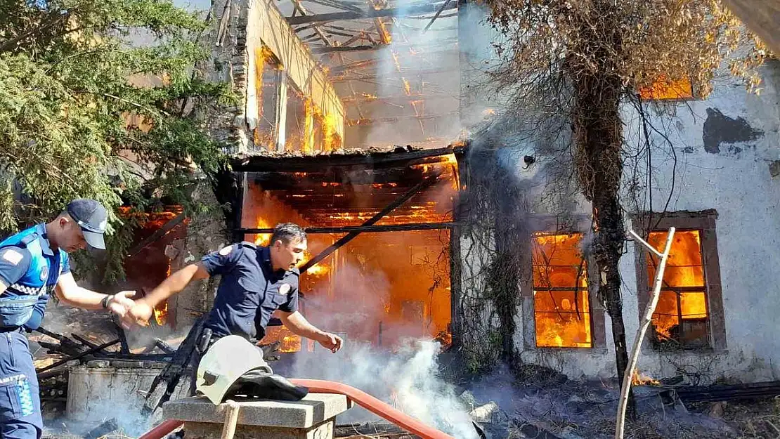 Muğla’da 150 yıllık tarihi bina kül oldu