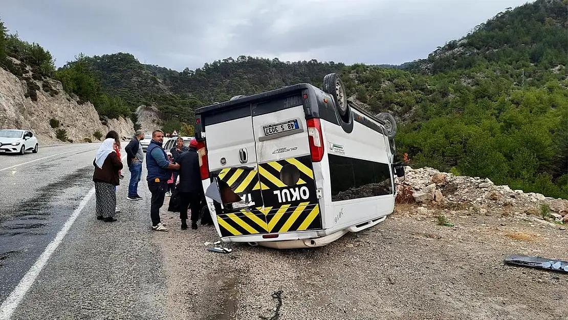 Muğla’da servis devrildi: Vatandaş öğrenciler için yardıma koştu!