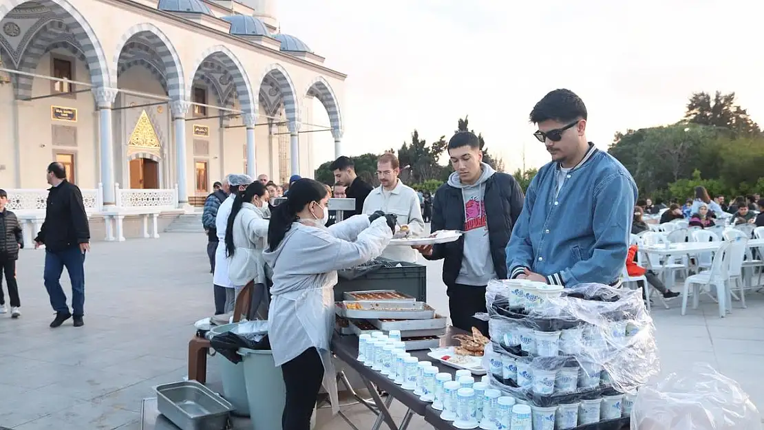 MÜSİAD'dan iftar programı: Şehit ve gazi aileleri ile yaşlı ve gençler ağırlandı