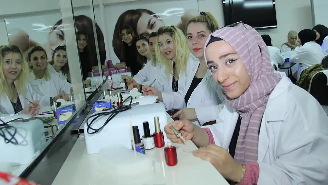 Nail art ve protez tırnak, kadınların gelir kapısı oldu