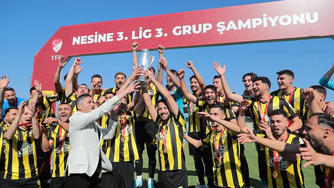 Namağlup şampiyon Aliağa FK kupasını kaldırdı!