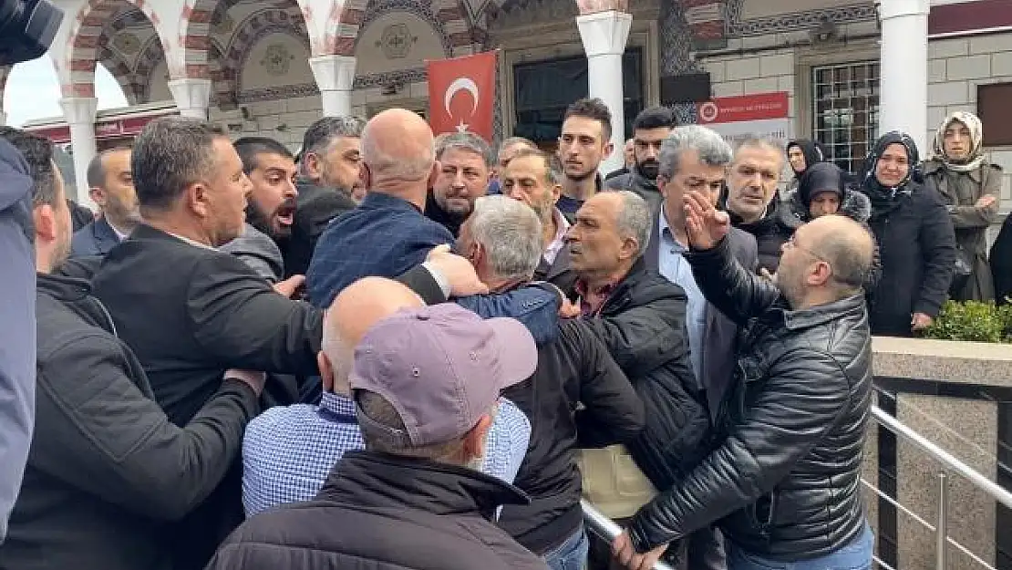 Namaz çıkışı müezzini dövdüler! O anlar kameralara yakalandı