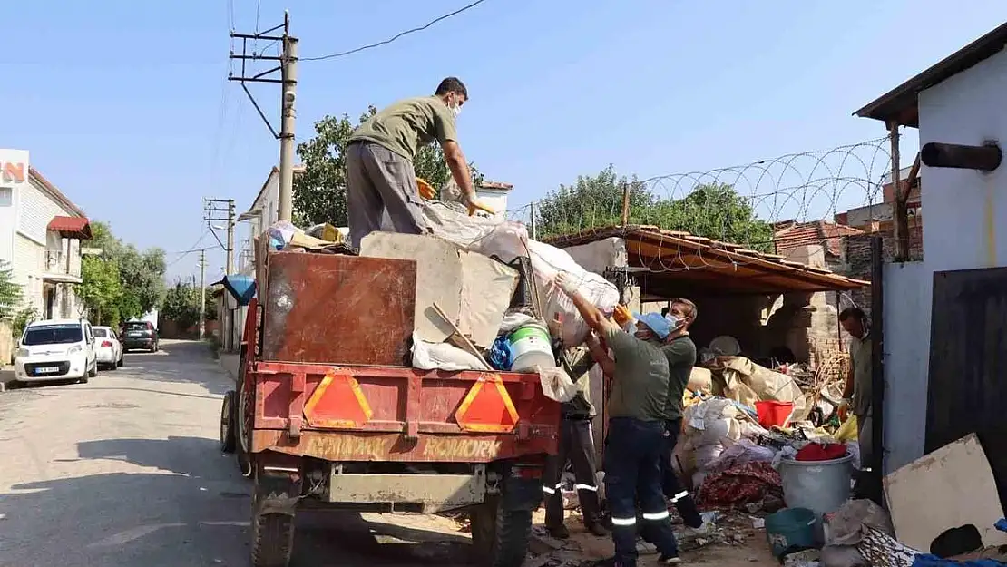 Nazilli’de bir evden, 8 saatte 7 kamyon çöp çıktı