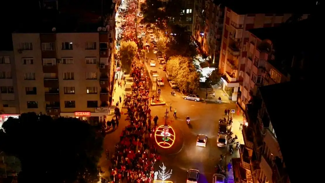 Ödemiş'te Cumhuriyet coşkusu: Fener alayı ve sanat dolu bir gece!