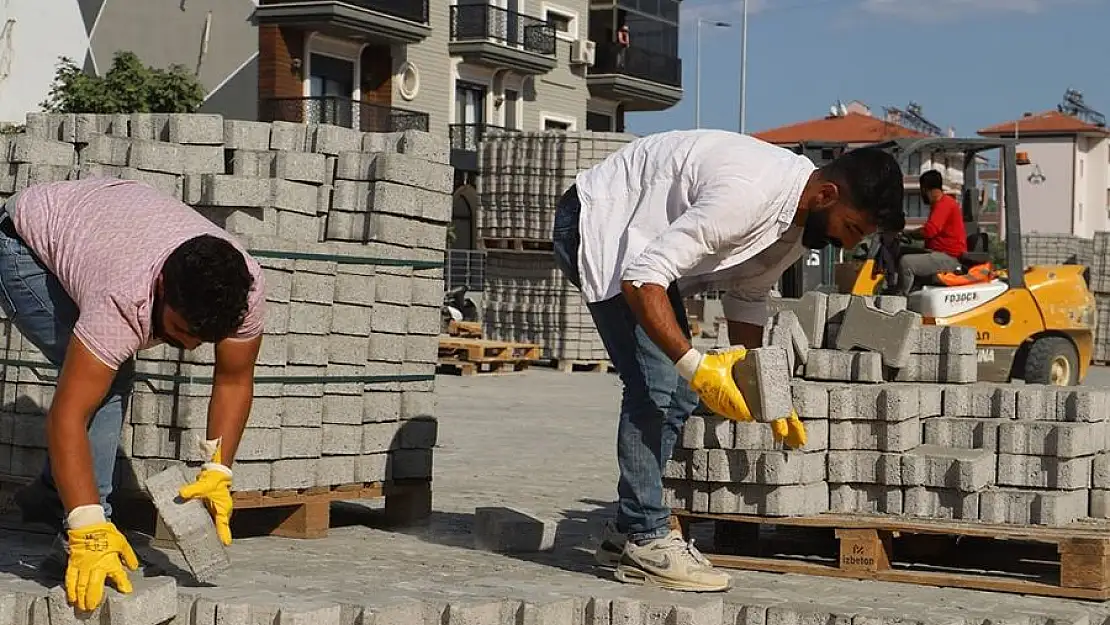 Ödemiş'te yollara parke taşı döşeniyor