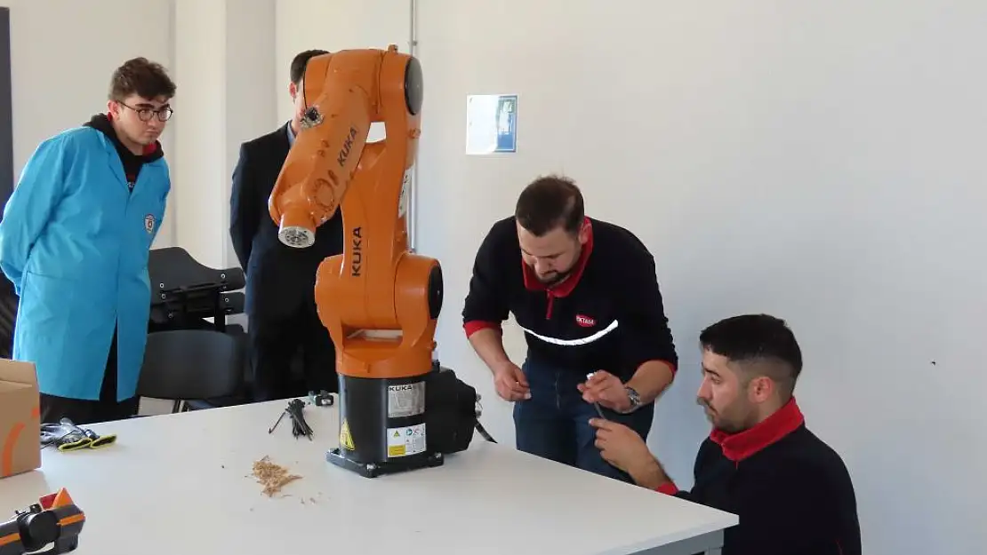 Öğrencilere robot verildi