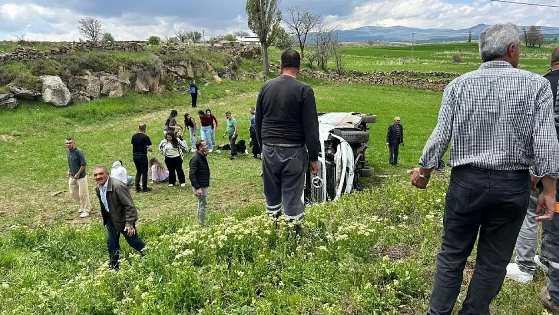 Öğrencileri taşıyan servis devrildi: Yaralılar var
