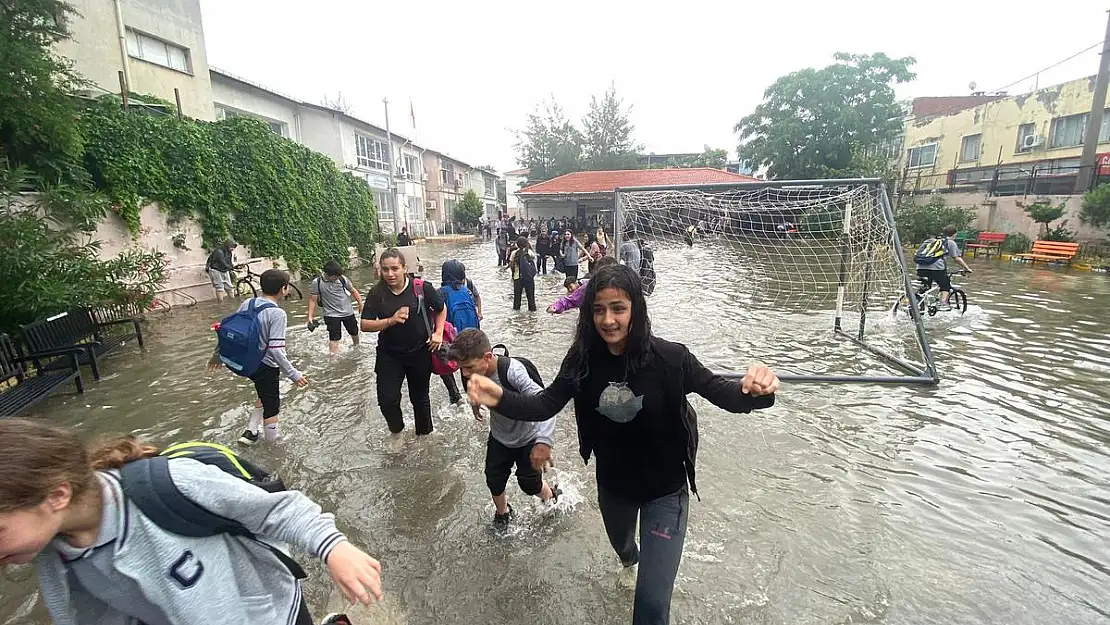 Öğrencilerin “yağmur” mücadelesi