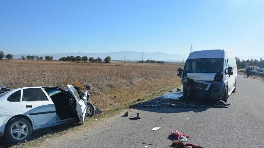 Okul servisi ile otomobil çarpıştı: Ölü ve yaralılar var 