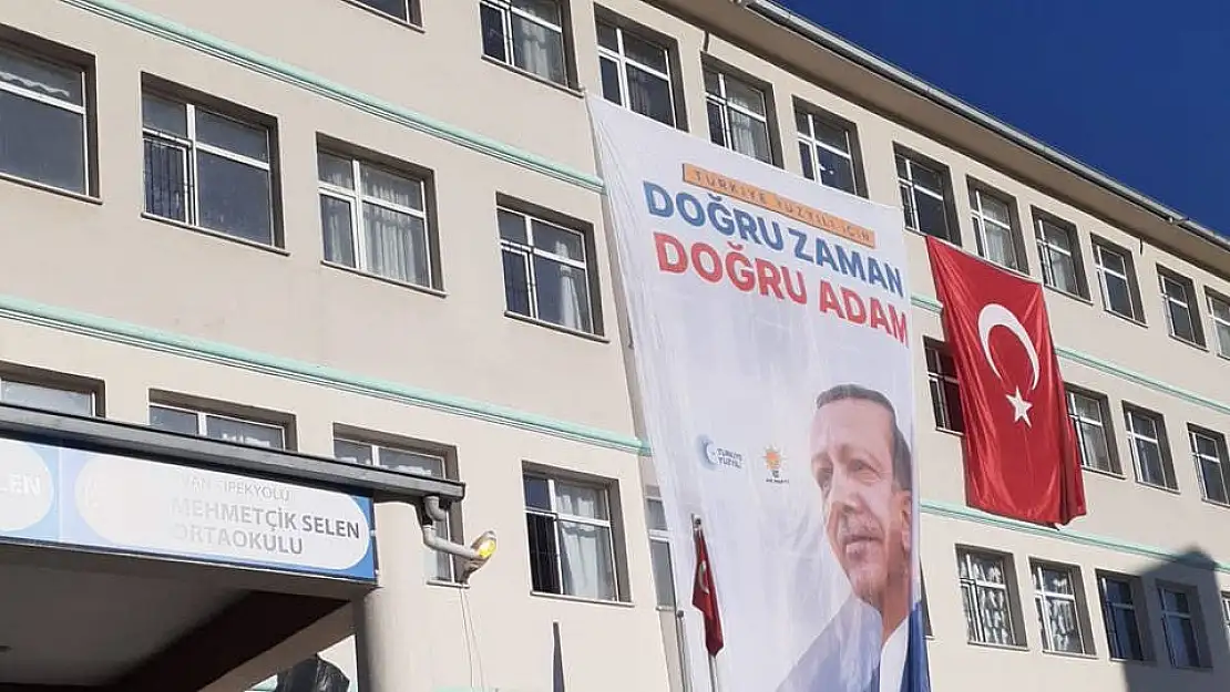 Okula Erdoğan pankartı astılar