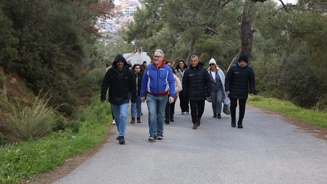 Önce ders alıyorlar sonra doğada yürüyüşe çıkıyorlar