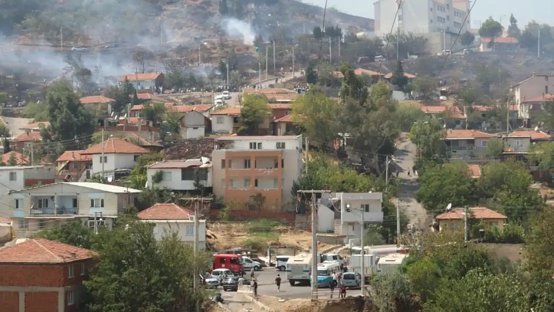 Orman yangınında bazı evler küle döndü  