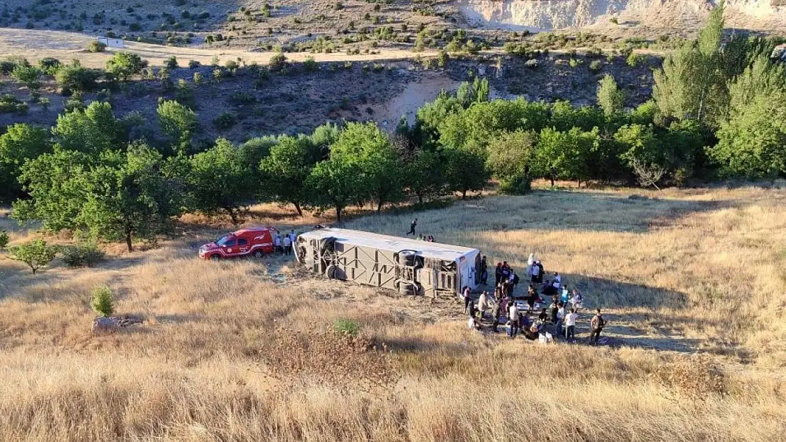 Otobüs şarampole uçtu: 3'ü ağır 11 yaralı