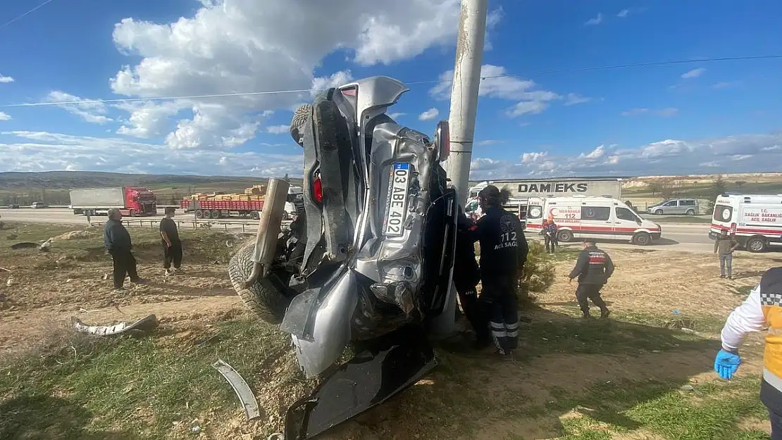 Otomobil elektrik direğine çarptı: 1 ölü, 3 yaralı