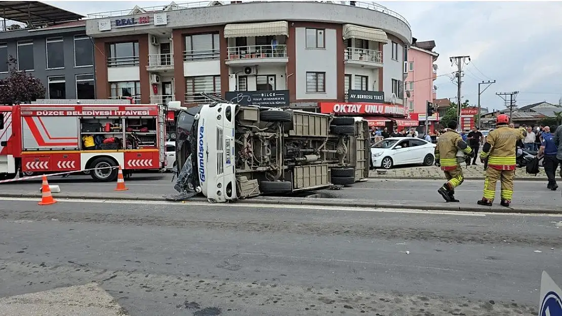 Otomobil minibüse çarptı: Çok sayıda yaralı var…