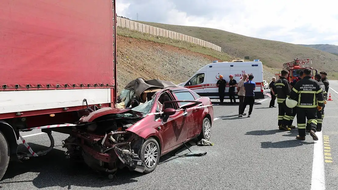 Otomobil tırın altına girdi: 2 ölü, 3 yaralı