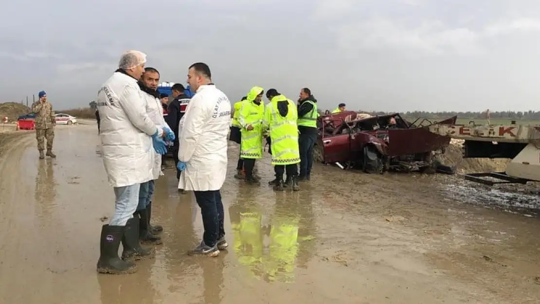 Otomobil viyadük temeline uçtu: 3 ölü