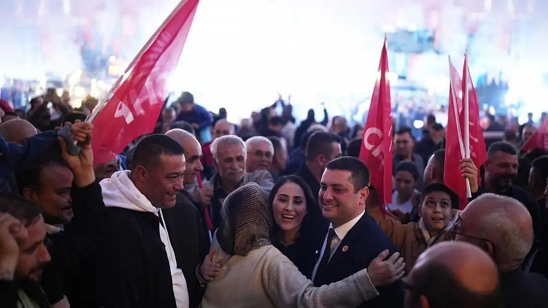 Övünç Demir’den miting gibi SKM açılışı