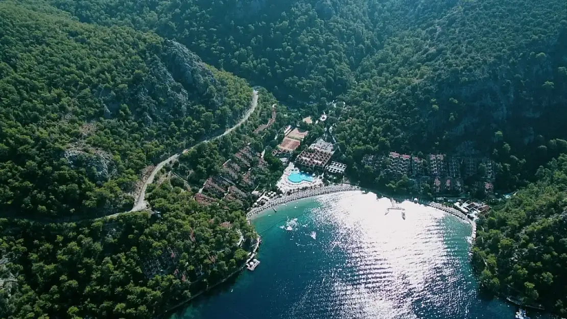 Öyle bir koy var ki… Boncuk gibi deniz, yıldızlar altında uyku! Duyan yola koyuluyor