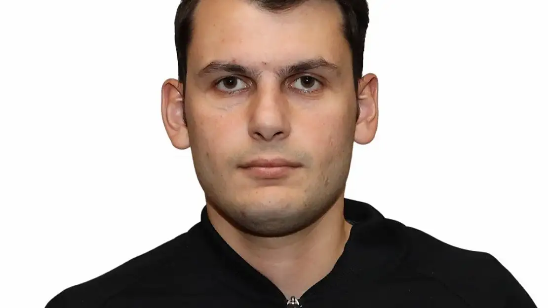 Oyundan atılan futbolcu hakemi bıçakladı