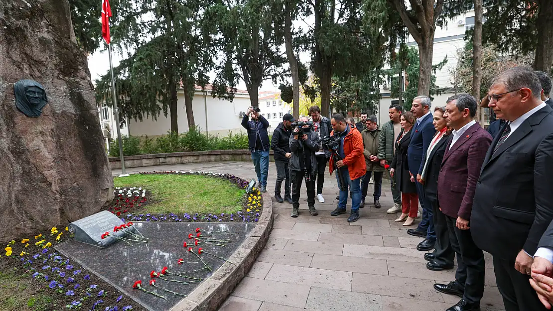 Özgür Özel, Zübeyde Hanım Anıtı'nda dua etti