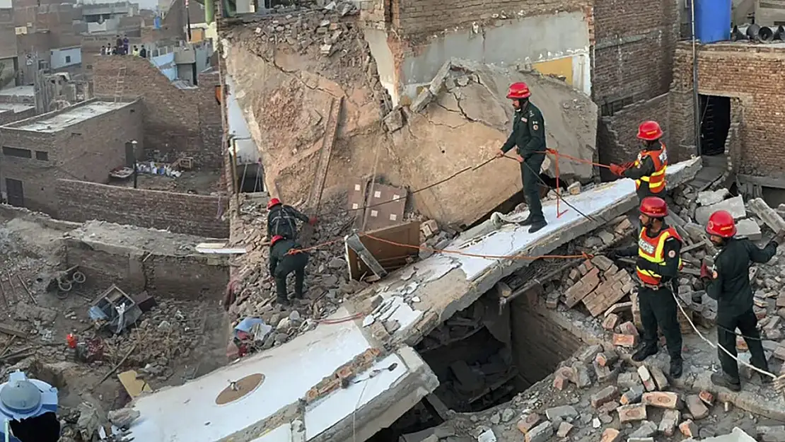 Pakistan'da fırtınadan dolayı evler yıkıldı: 18 kişi hayatını kaybetti