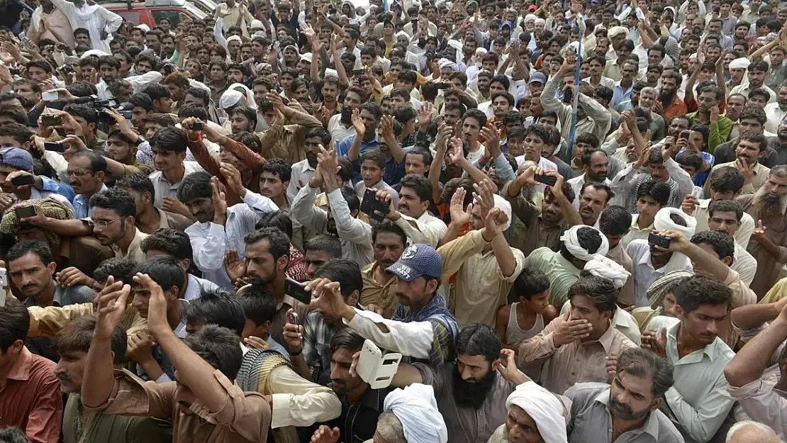 Pakistan’da Kadın Mezarlarına Kilit Vurma İddiası Yalan Çıktı