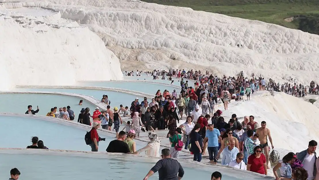 Pamukkale yüzbinlerce yerli ve yabancı turistleri ağırlamaya devam ediyor