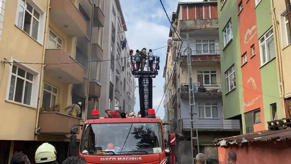 Pendik'te 4 katlı binada yangın