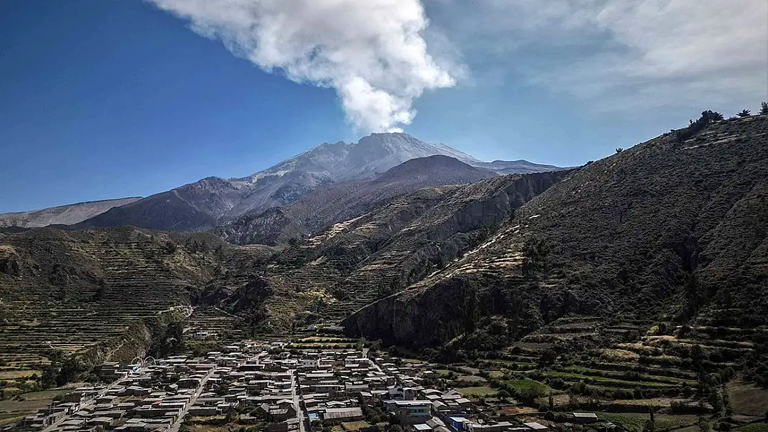 Peru’da Ubinas Yanardağı patladı